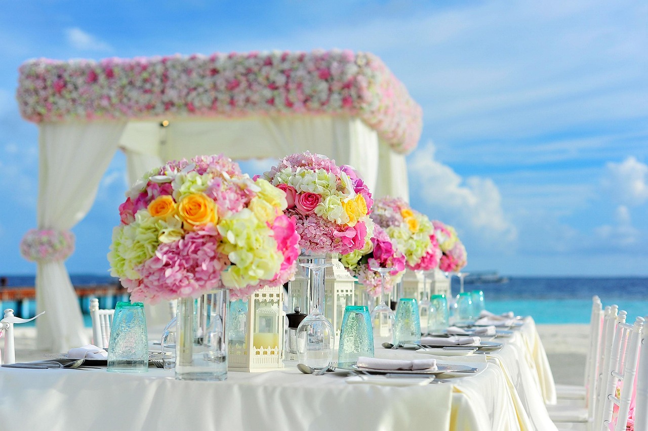 Heldere salon met seizoensbloemen en decoratieve doeken.