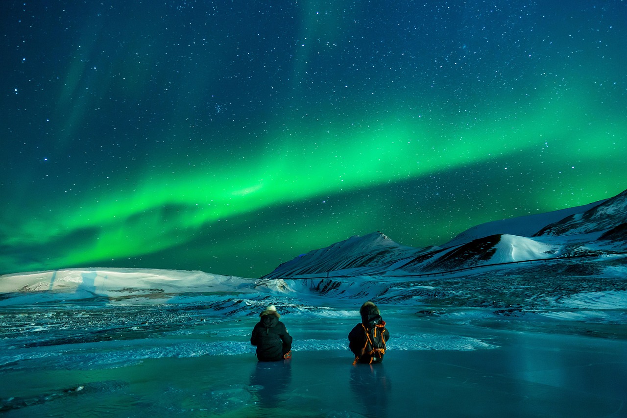 Eetkamer gedompeld in magische noorderlicht-aurora. Eetkamer gedompeld in magische noorderlicht-aurora.