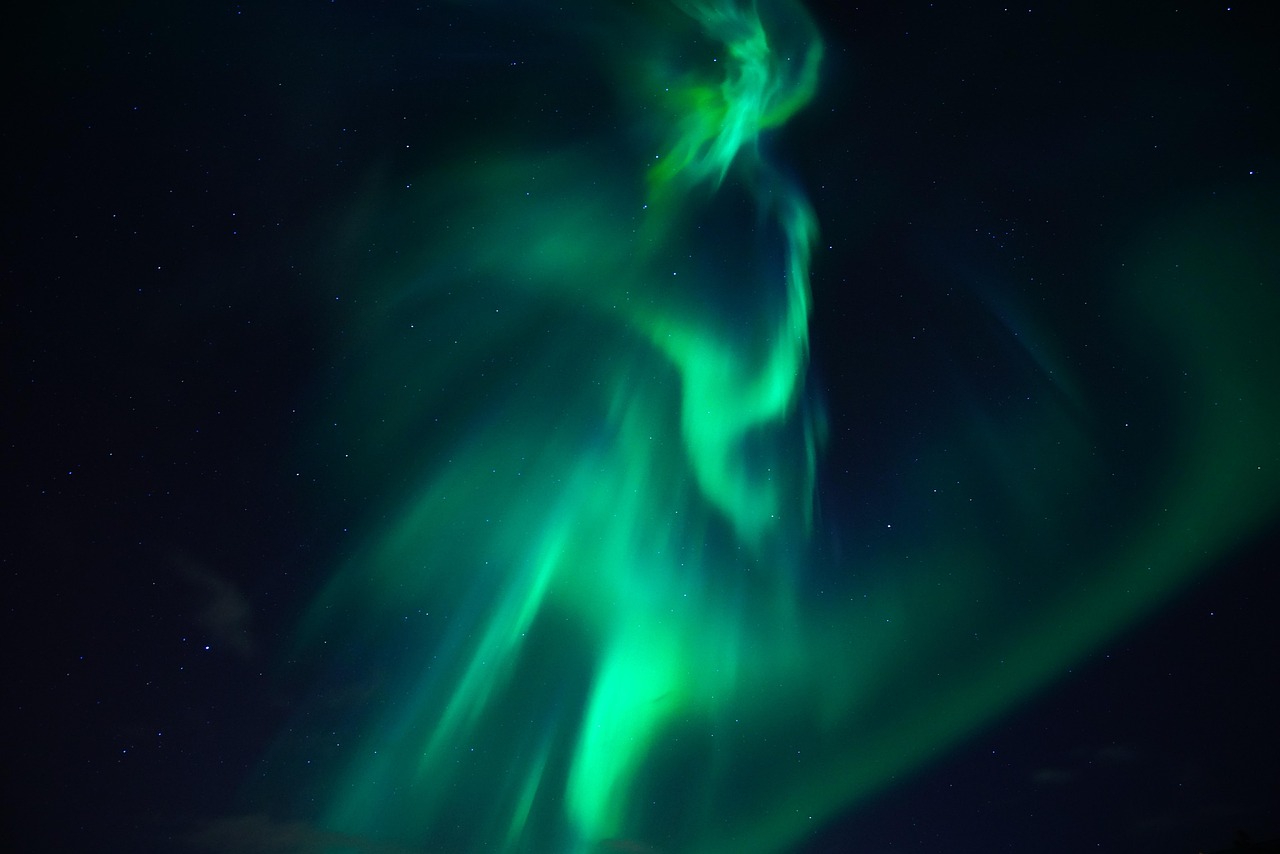 Sfeervolle slaapkamer verlicht door levendige aurora-lamp. Sfeervolle slaapkamer verlicht door levendige aurora-lamp.