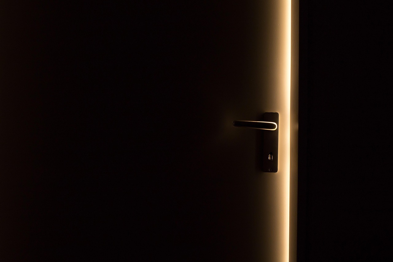 Diepblauwe muren met gouden accent verlichting. Diepblauwe muren met gouden accent verlichting.