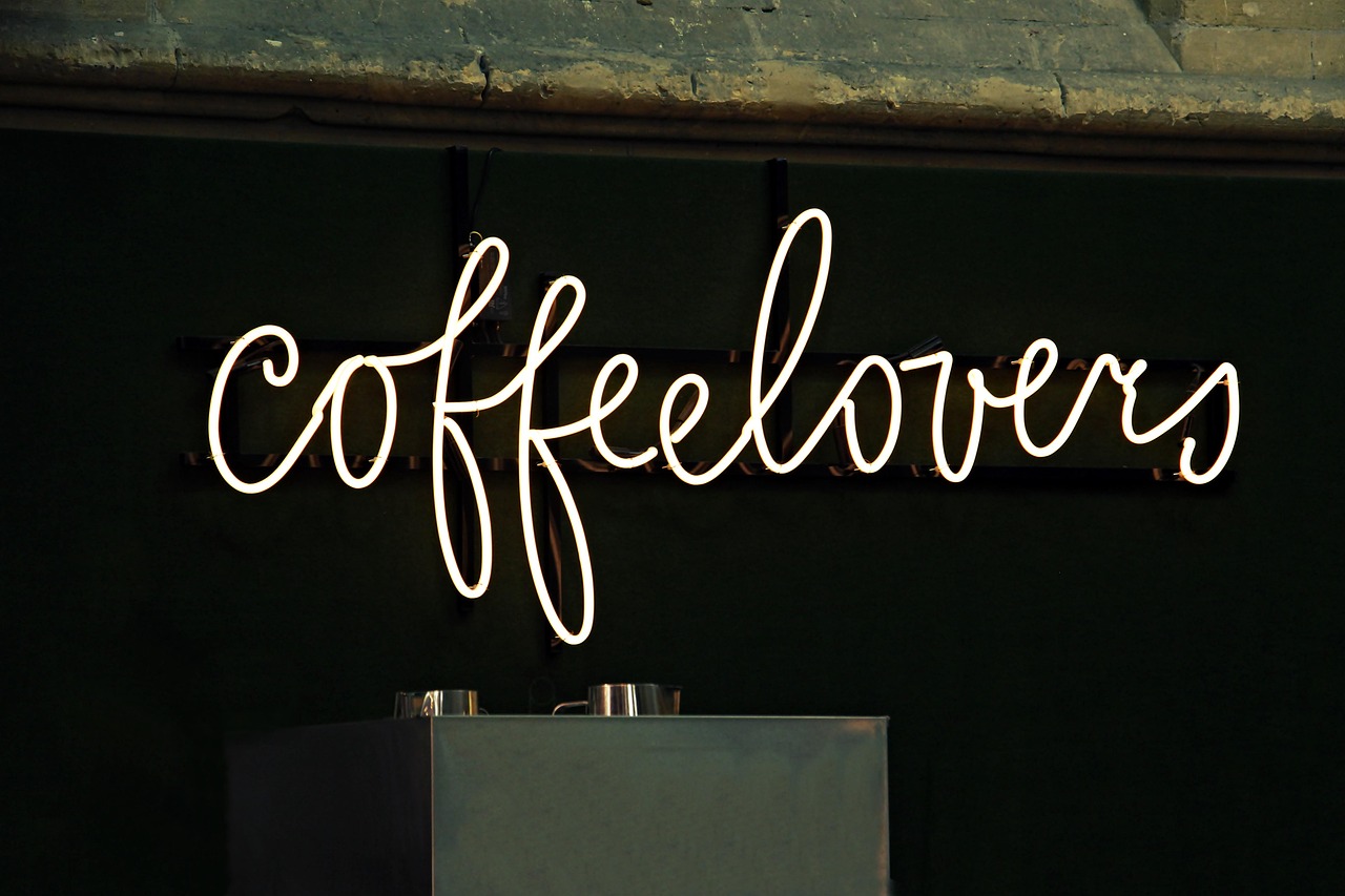 Zwart plafond en meubels in strakke eetkamer. Zwart plafond en meubels in strakke eetkamer.