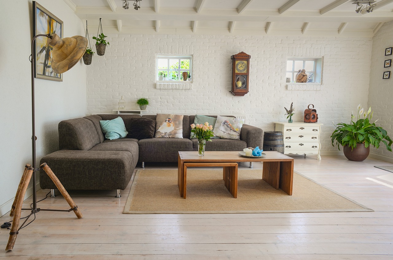 Rek met planken van gerecycled plastic.