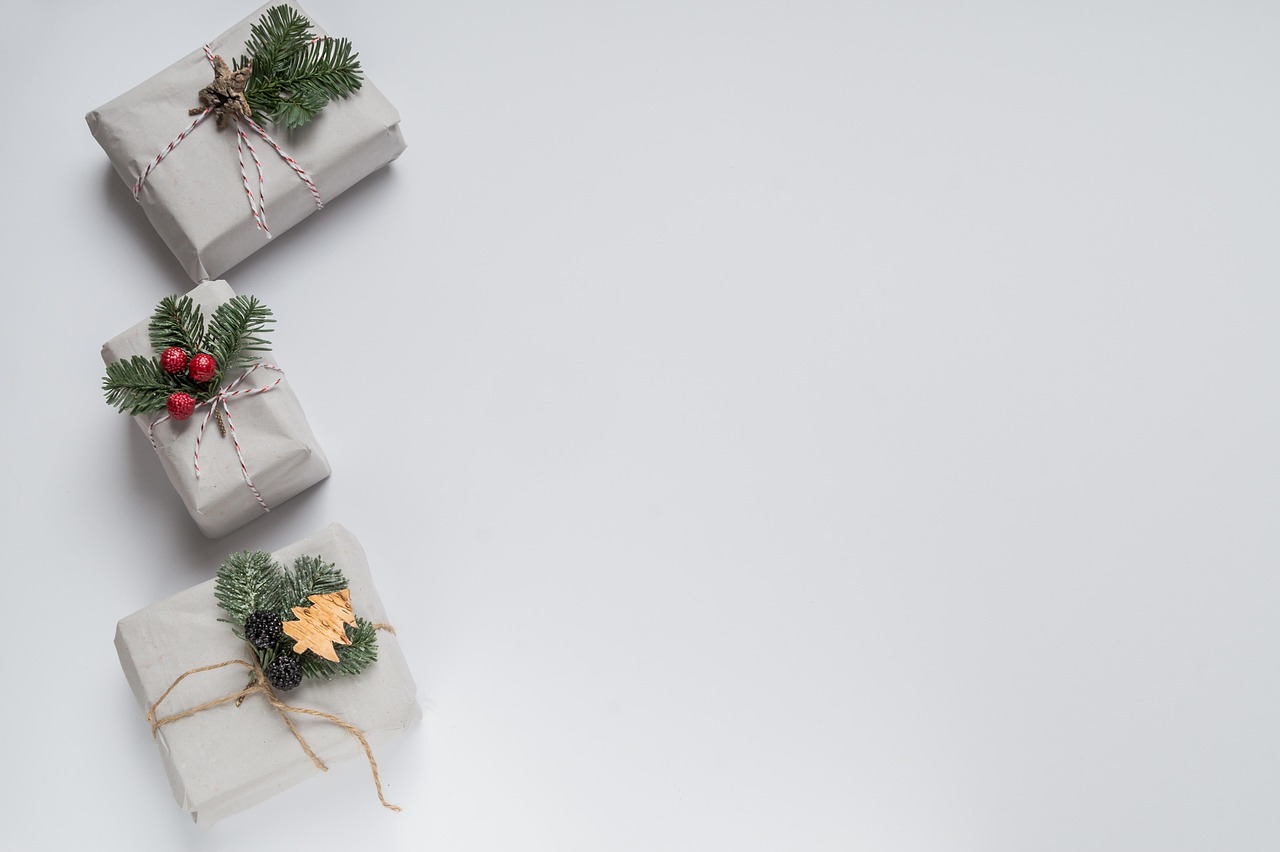 Minimalistisch interieur met lente bloemen op tafel.