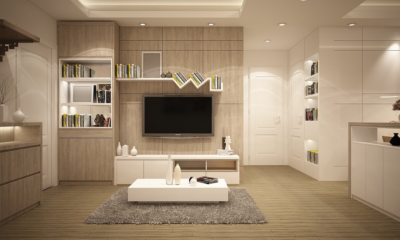 Lichte woonkamer met neutrale decoratieve elementen.