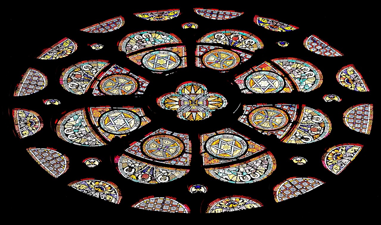 Artistieke glasgravures in stijlvolle raamdecoratie.