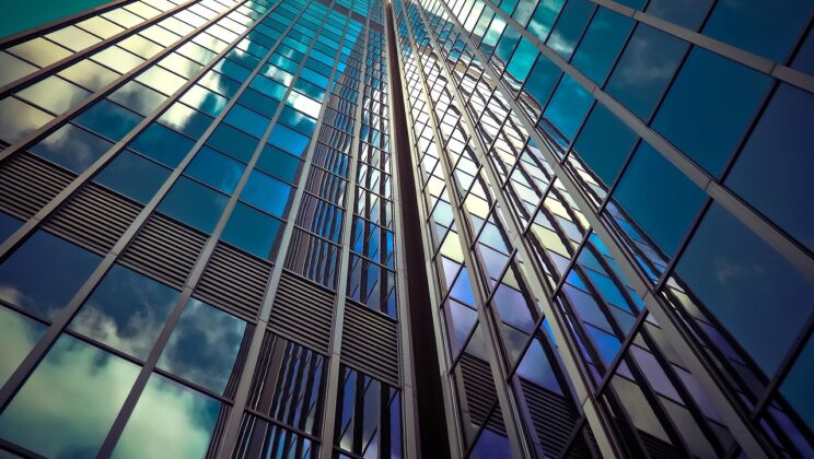 Interieurontwerp met gegraveerd glas in raamdecoratie