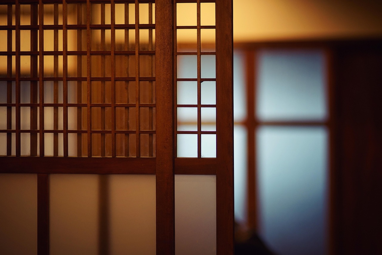 Minimalistische ruimte met wabi-sabi esthetiek.