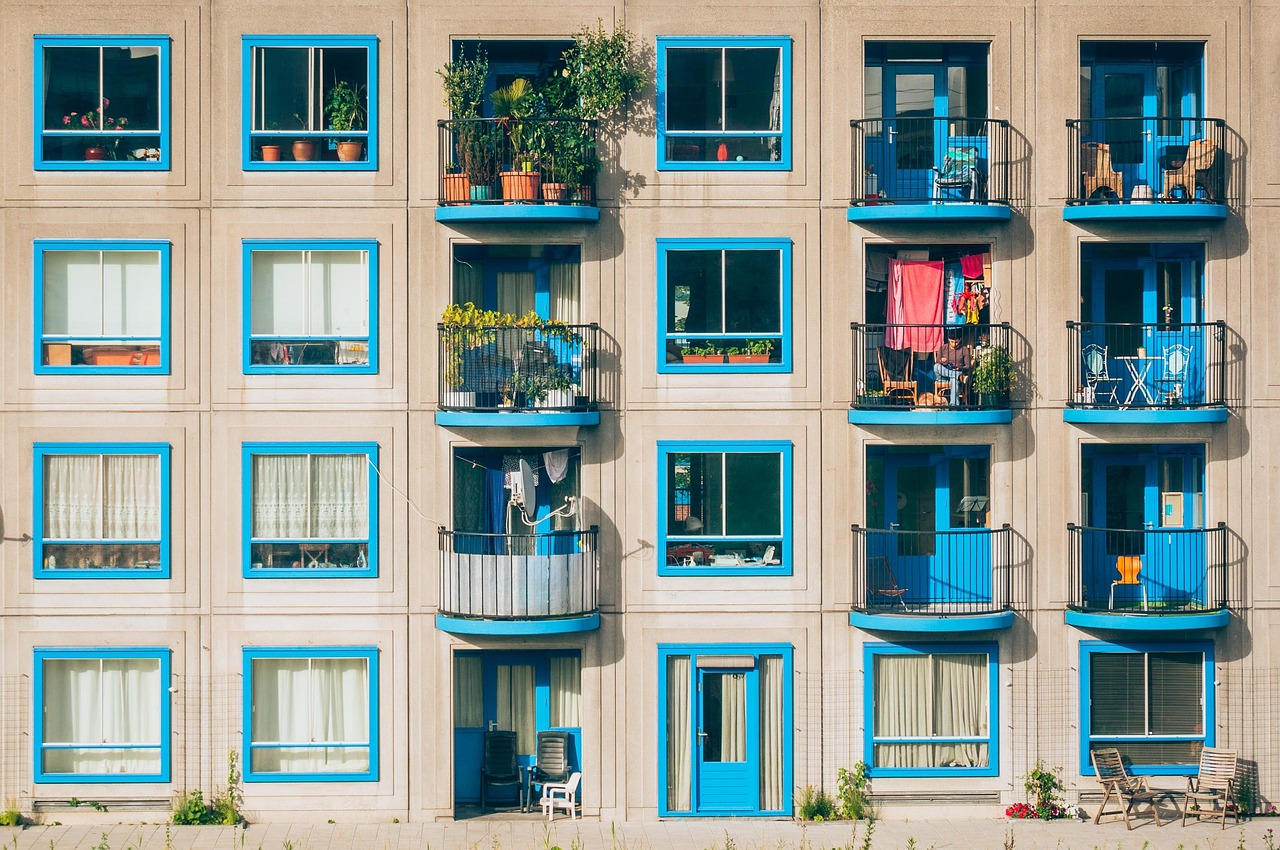Hangplanten en vloerkleed op bohemien stijl balkon. Hangplanten en vloerkleed op bohemien stijl balkon.