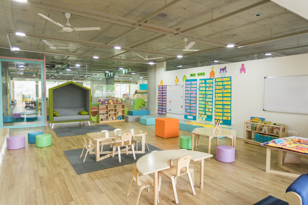 Houten meubelen in eco-vriendelijke kinderkamer Houten meubelen in eco-vriendelijke kinderkamer