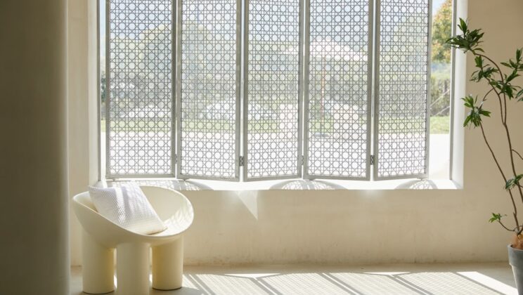 Designtrends: hoe minimalistische raamdecoratie ruimtebeleving versterkt