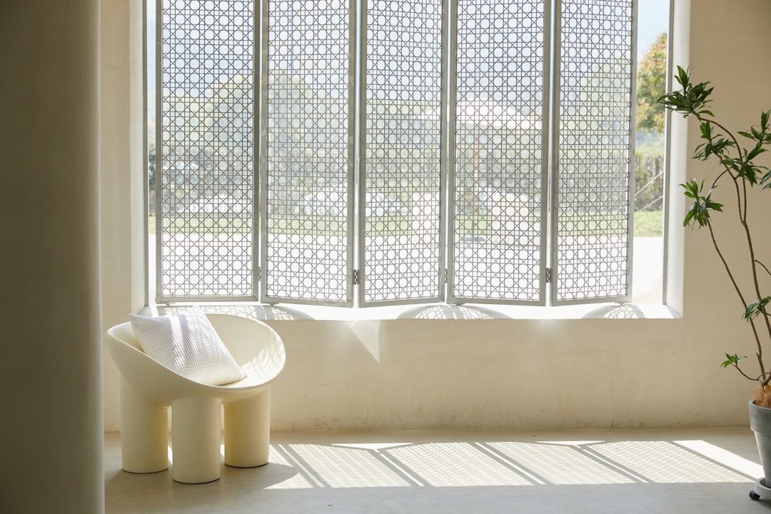 Minimalistische gordijnen in een strak interieur. Minimalistische gordijnen in een strak interieur.