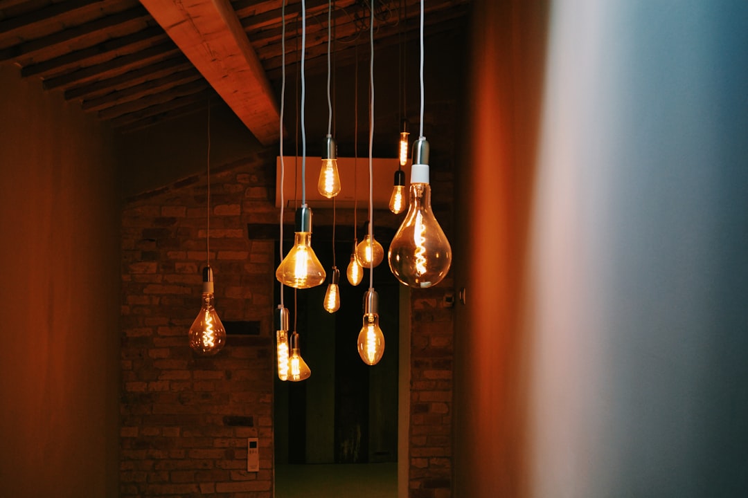 Slimme lampen verlichten energiezuinige woonkamer. Slimme lampen verlichten energiezuinige woonkamer.