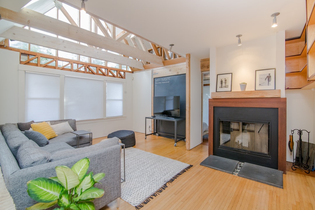 Zonwerende gordijnen in energiezuinig huisinterieur. Zonwerende gordijnen in energiezuinig huisinterieur.