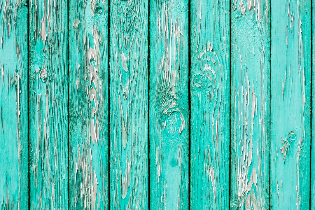 Turquoise accenten in zonnige woonkamerinrichting. Turquoise accenten in zonnige woonkamerinrichting.