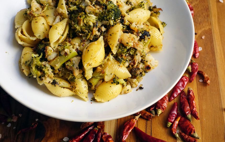 Romige vegan pasta met citroen en kruiden. Romige vegan pasta met citroen en kruiden.