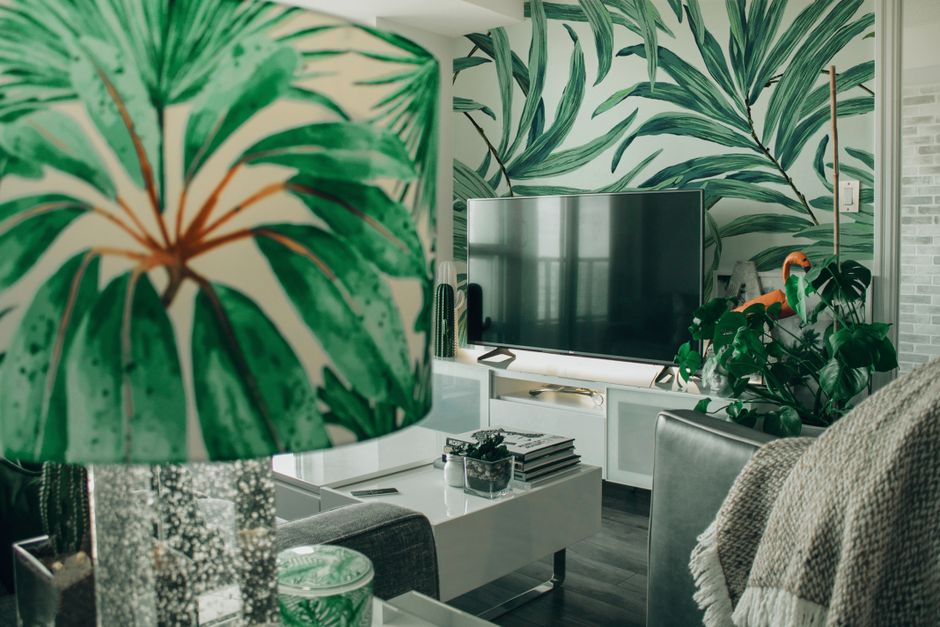 Groene en aardse tinten in woonkamer.