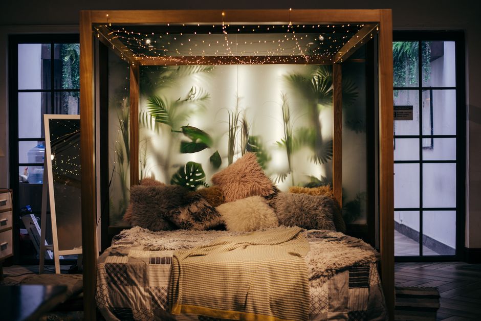 Ventilator naast bed in koele zomerslaapkamer.