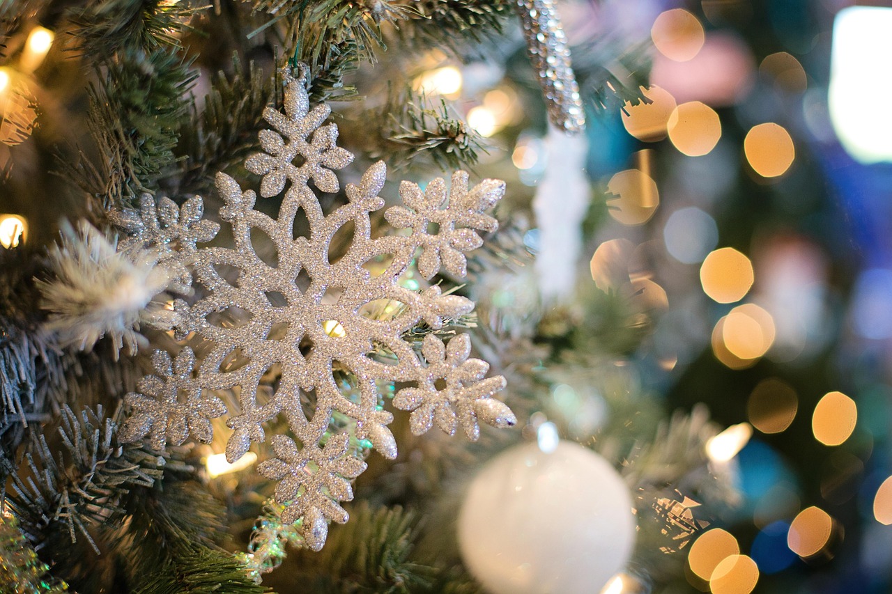 Gezellige kerstsfeer in gestylde receptiehoek.