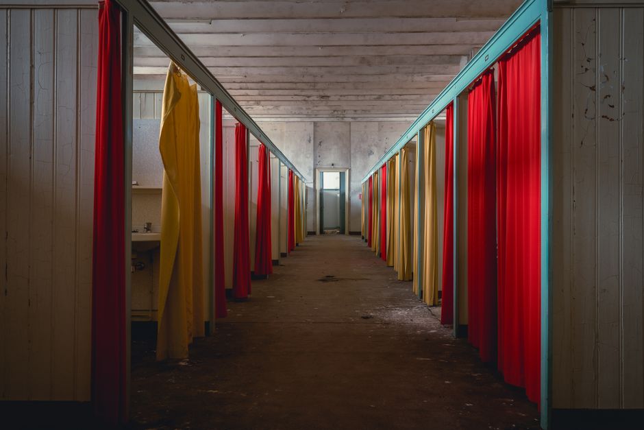 Kleurrijke muurdesigns verrijken moderne hal. Kleurrijke muurdesigns verrijken moderne hal.
