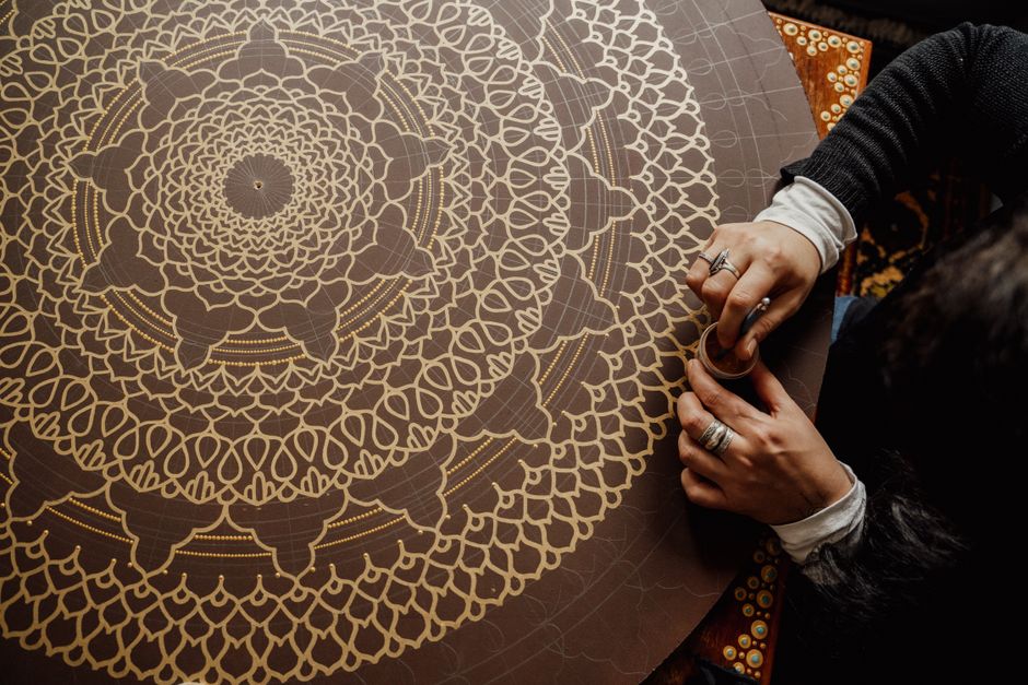 Gouden mandala patroon op rode kerstachtergrond. Gouden mandala patroon op rode kerstachtergrond.