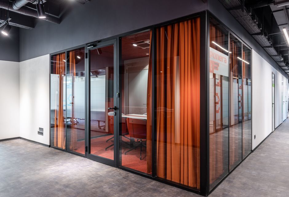 Zachte textielpanelen verbeteren akoestiek modern interieur. Zachte textielpanelen verbeteren akoestiek modern interieur.