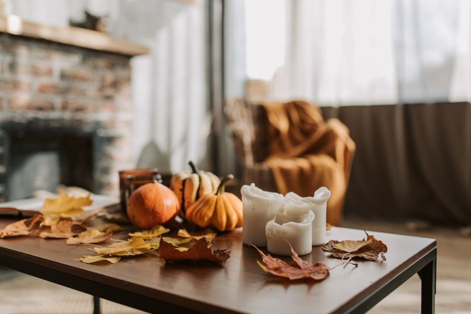 Rijke herfstkleuren op statement muur woonkamer. Rijke herfstkleuren op statement muur woonkamer.