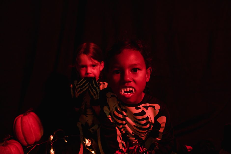 Kinderkamer met vleermuisgordijnen voor Halloween.